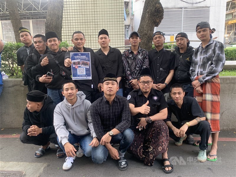 Organisasi PSHT berfoto bersama setelah menghadiri acara halalbihalal PCINU hari Minggu. (Sumber Foto : CNA, 27 April 2025).
