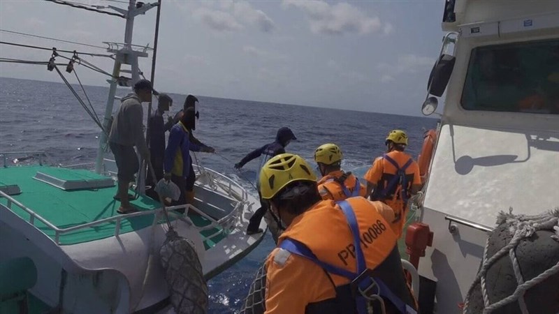 Armada Lepas Pantai XV CGA mengevakuasi seorang ABK migran Indonesia yang diduga radang usus buntu pada Rabu. (Sumber Foto : Direktorat Jenderal Penjaga Pantai)