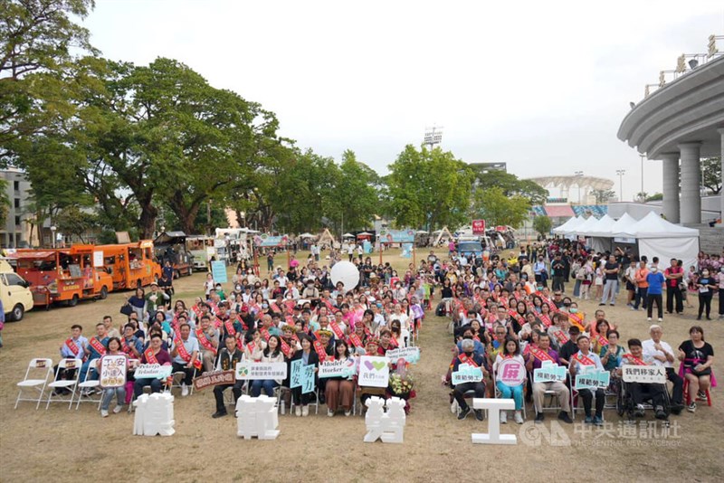 Pemerintah Kabupaten Pingtung memberikan penghargaan pekerja teladan pada Rabu, hari pertama festival "Pingtung Happiness". (Sumber Foto : CNA, 30 April 2025)