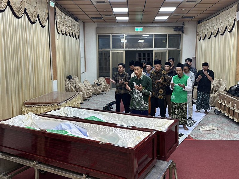 KDEI Taipei bersama PCINU Taiwan melakukan pemulasaran jenazah PMIO pada Jumat, bertempat di rumah duka Zhongli, Taoyuan. (Sumber Foto : KDEI Taipei)