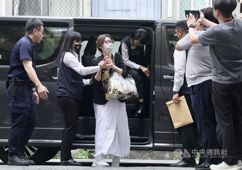 Blogger terkenal asal Taiwan, Lady Nai Nai (ketiga dari kiri), dikawal pejabat Biro Investigasi menuju Kejaksaan Distrik Taipei pada Kamis. (Sumber Foto : CNA, 1 Mei 2025)