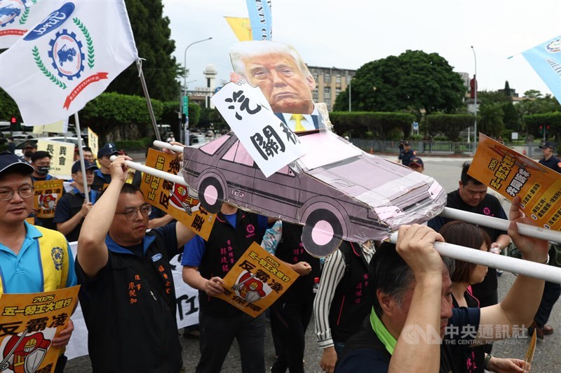 Perwakilan buruh otomotif memprotes dampak yang ditimbulkan Presiden Amerika Serikat Donald Trump terhadap pekerja otomotif Taiwan. (Sumber Foto : CNA, 1 Mei 2025)