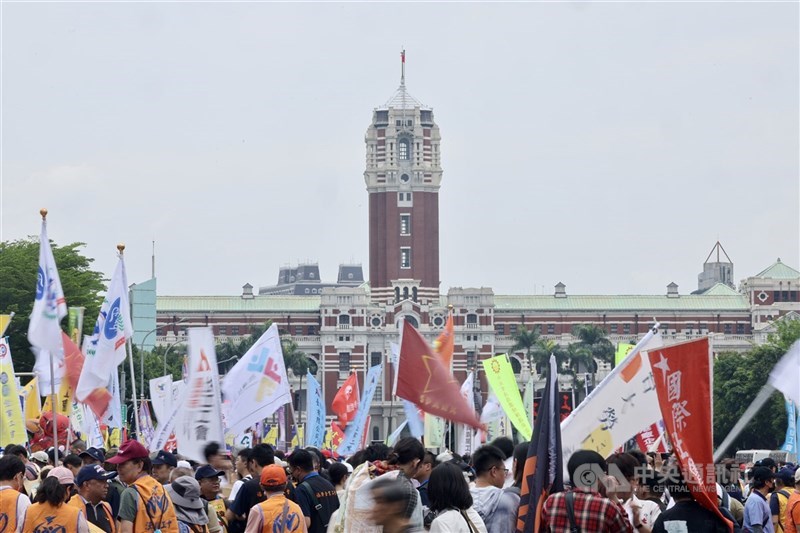Kelompok buruh turun ke jalan di depan Kantor Kepresidenan di Taipei untuk Pawai Hari Buruh tahunan pada Kamis. (Sumber Foto : CNA, 1 Mei 2025)