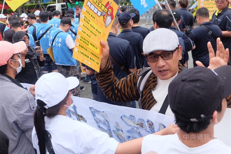 Ketua SEBIMA, Ignas memaparkan tuntutan Hari Buruh pada massa PMI di perhelatan May Day di Taipei, Kamis. (Sumber Foto : CNA, 1 Mei 2025)