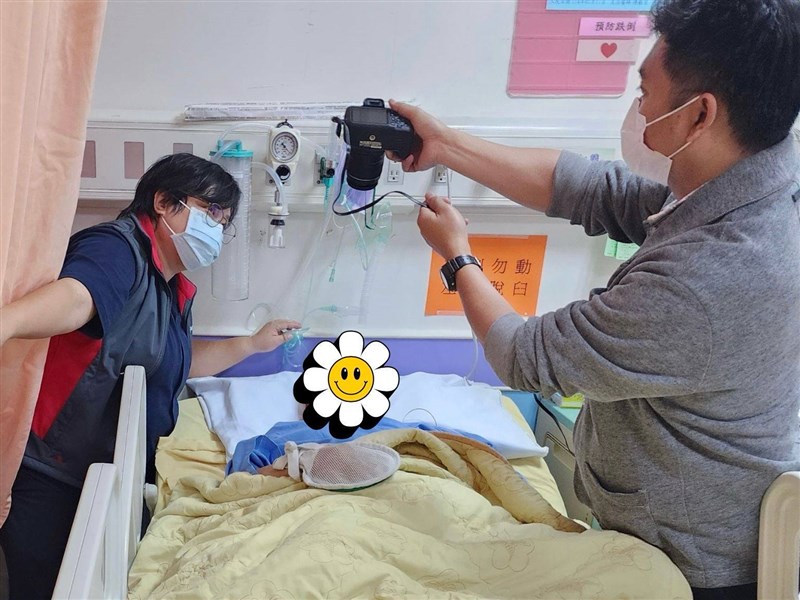 KDEI Taipei memfasilitasi administrasi kependudukan bagi PMI yang sakit. (Sumber Foto : KDEI)