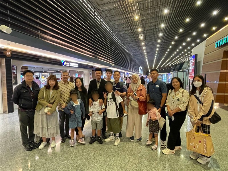 Arif Sulistiyo, Kepala KDEI (memakai peci) dan Novrizal, Kepala Bidang Pelindungan Warga Negara Indonesia, Pendidikan dan Sosial Budaya (PWNI-Pensosbud) mengantar keempat anak PMIO di bandara Taoyuan untuk dipulangkan ke Indonesia. (Sumber Foto : KDEI)