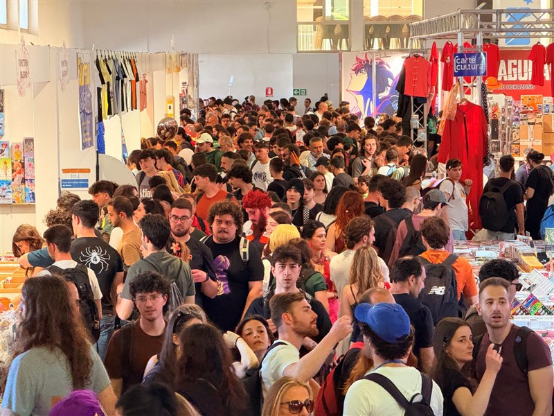 Para pengunjung Napoli Comicon 2025 di Italia mengunjungi bagian Asia. (Sumber Foto : Kantor Perwakilan Taipei di Italia, Divisi Kebudayaan).