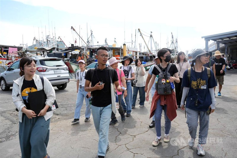Pelabuhan Donggang di Kabupaten Pingtung dikunjungi dalam tur budaya "Kehidupan Sehari-hari ABK Migran" hari Minggu. (Sumber Foto : CNA, 5 Mei 2025)