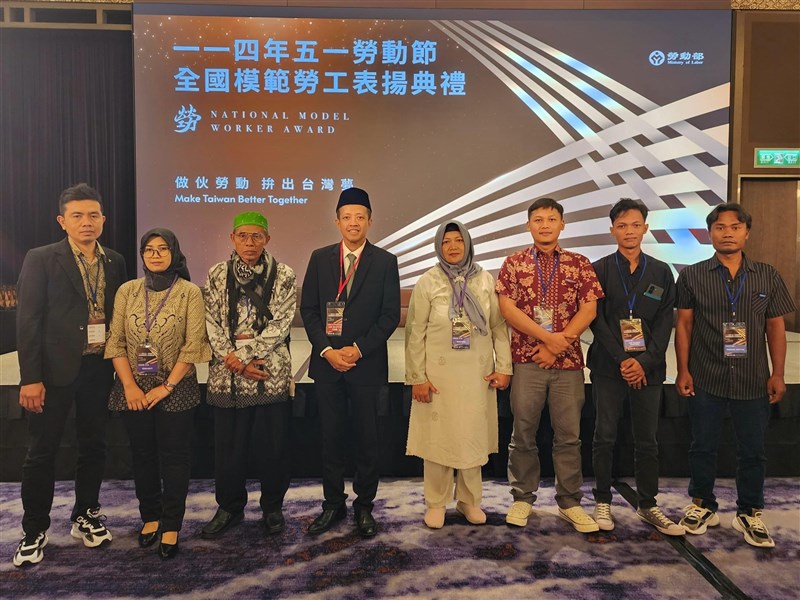 Arif Sulistiyo, Kepala KDEI (keempat dari kiri) berfoto bersama PMI yang mendapatkan penghargaan pekerja teladan tingkat nasional dan keluarganya dari Indonesia. (Sumber Foto : KDEI Taipei).