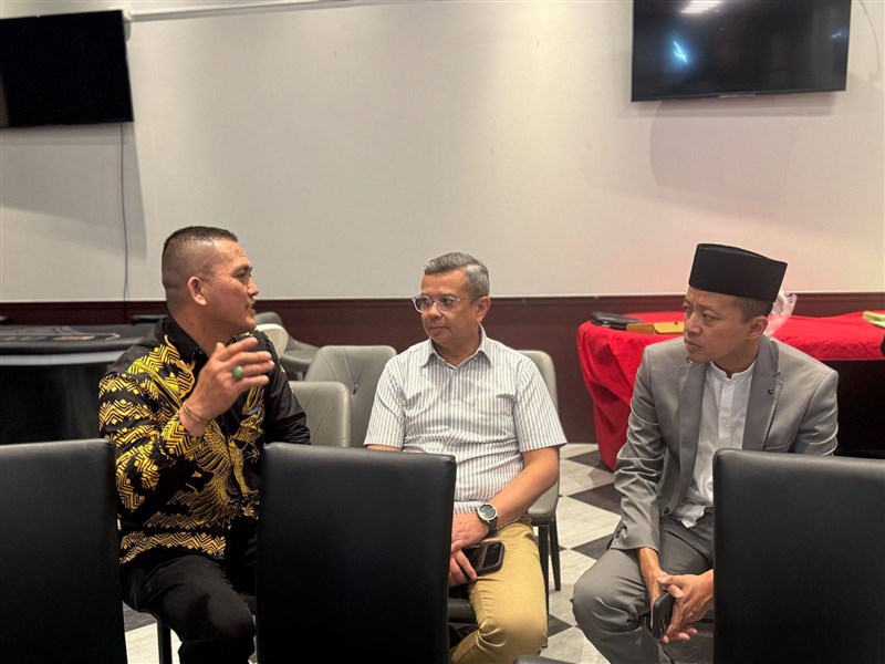 Samsul Arifin, yang akrab disapa Ari Yoga (kiri), sedang berbincang bersama Novrizal, kepala Bidang Pelindungan Warga Negara Indonesia, Pendidikan dan Sosial Budaya (tengah), dan Arif Sulistiyo, kepala KDEI Taipei (kanan). (Sumber Foto : FPMI).