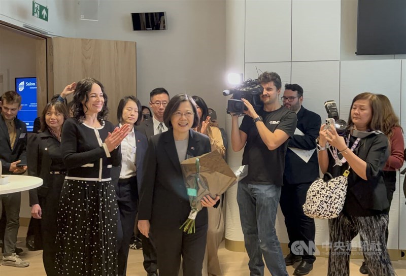 Mantan Presiden Tsai Ing-wen (depan, tengah kiri) terlihat saat kunjungannya ke Parlemen Eropa di Brussels, Belgia pada Oktober 2024. (Sumber Foto : Dokumentasi CNA)