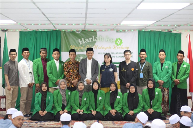 Kepala KDEI Taipei Arif Sulistiyo (keenam dari kiri) berfoto bersama staf imigrasi dan kepolisian setempat pada Minggu saat menghadiri harlah ke-4 Masjid Al-Hidayah PCINU ranting Keelung. (Sumber Foto : KDEI Taipei)