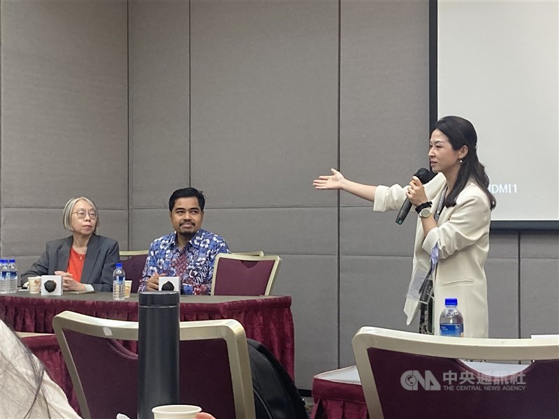 Septiaji Eko Nugroho (tengah) dari Masyarakat Antifitnah Indonesia bersama Profesor Hsia Hsiao-Chuan (kanan) dari TransAsia Sisters Association dalam Forum Cek Fakta Taipei 2025, Rabu. (Sumber Foto : CNA, 7 Mei 2025)