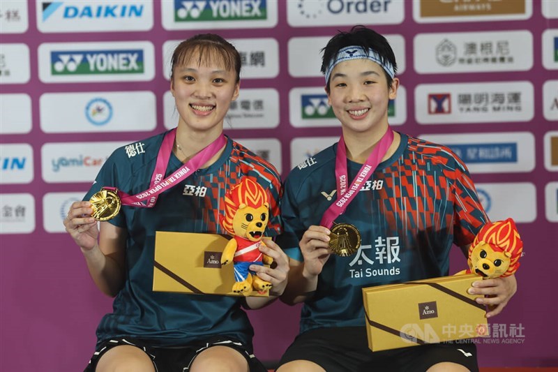 Pebulu tangkis Taiwan, Hsieh Pei-shan (kanan) dan Hung En-tzu (kiri), memamerkan gelar ganda putri yang mereka menangkan di Taipei Open pada Minggu, menjadi tim putri lokal pertama yang menjuarai turnamen tersebut dalam 17 tahun terakhir. (Sumber Foto : CNA, 11 Mei 2025)
