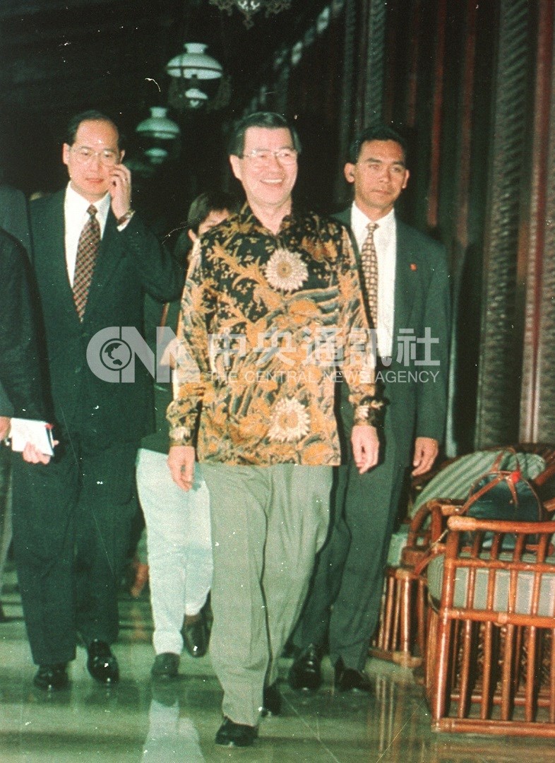 Perdana Menteri Vincent Siew (depan) ketika berkunjung ke Indonesia pada Januari 1998. (Sumber Foto : Dokumentasi CNA)