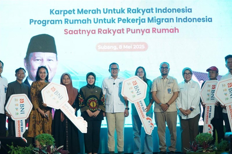 Menteri KP2MI, Abdul Kadir Karding (keenam dari kanan) secara resmi meluncurkan program pembangunan 20.000 unit rumah pada 8 Mei. (Sumber Foto : KDEI Taipei)