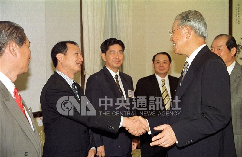 Presiden Lee Teng-hui (depan, kanan) menanyakan kabar anggota Kamar Dagang Taiwan Dunia di Indonesia pada sebuah pertemuan di Kantor Kepresidenan, 19 Mei 1998. (Sumber Foto : Dokumentasi CNA)