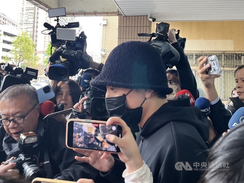 Aktor Darren Wang (topi hitam). (Sumber Foto : Dokumentasi CNA)