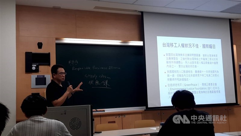 Lennon Wong (berdiri) dari Serve the People Association berbicara dalam sebuah pertemuan National Taiwan University Labor pada Kamis. (Sumber Foto : CNA, 16 Mei 2025)