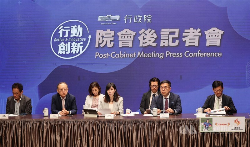 Pejabat kabinet menghadiri konferensi pers pada Kamis untuk mengungkap rencana yang bertujuan untuk meningkatkan industri robotika. (Sumber Foto : CNA, 15 Mei 2025)