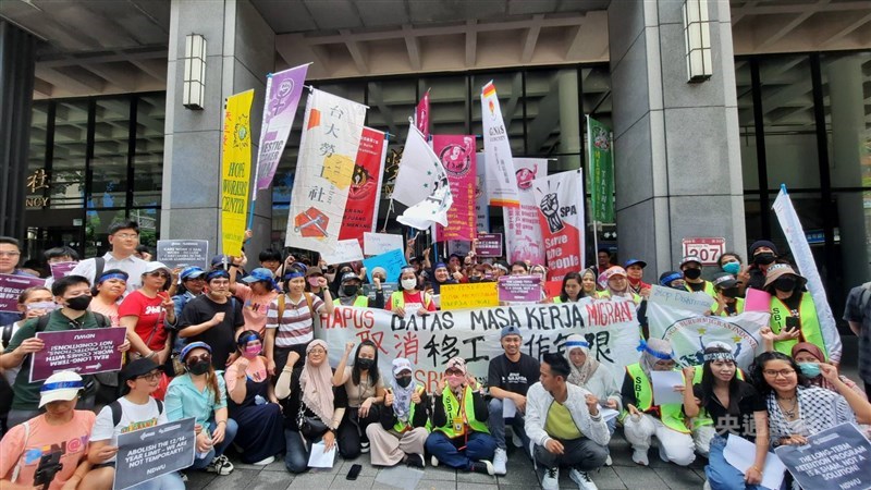 Sejumlah organisasi pekerja hari Minggu menggelar aksi di depan Kementerian Ketenagakerjaan di Taipei untuk menuntut penghapusan batas masa kerja PMA. (Sumber Foto : CNA, 18 Mei 2025)
