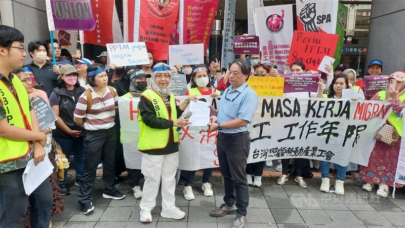 Ketua SBIPT Fajar (kiri) menyerahkan tuntutan aksi kepada seorang perwakilan WDA (kanan) dalam demonstrasi di depan MOL hari Minggu. (Sumber Foto : CNA, 18 Mei 2025)