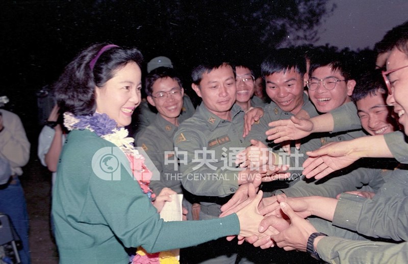 Teresa Teng bersama anggota militer di Kinmen pada 8 Maret 1991. (Sumber Foto : Dokumentasi CNA)