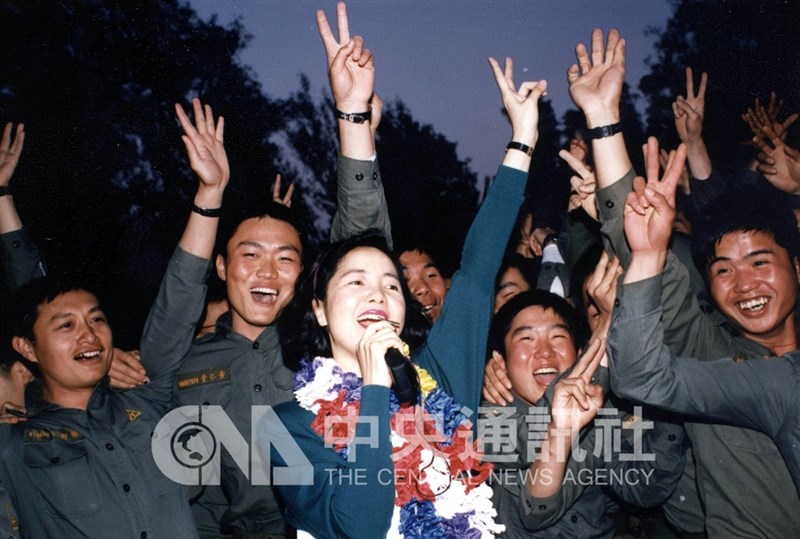 Teresa Teng bernyanyi bersama militer di Kinmen pada 8 Maret 1991. (Sumber Foto : Dokumentasi CNA)
