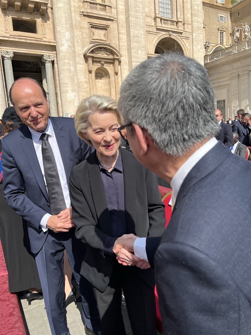 Chen Chien-jen berjabat tangan dengan Ursula von der Leyen (tengah). (Sumber Foto : MOFA)