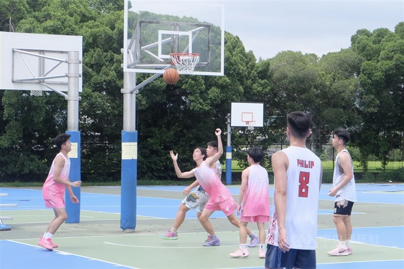 Pertandingan basket antara Tiki Taka dan NCKU di ajang PPI Cup 2025 yang digelar di Asia University Taichung, Minggu. (Sumber Foto: CNA, 18 Mei 2025)