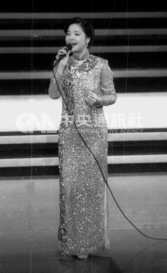 Penyanyi Taiwan Teresa Teng bernyanyi dalam acara Penghargaan Golden Bell pada 16 Mei 1981. (Sumber Foto : Dokumentasi CNA)