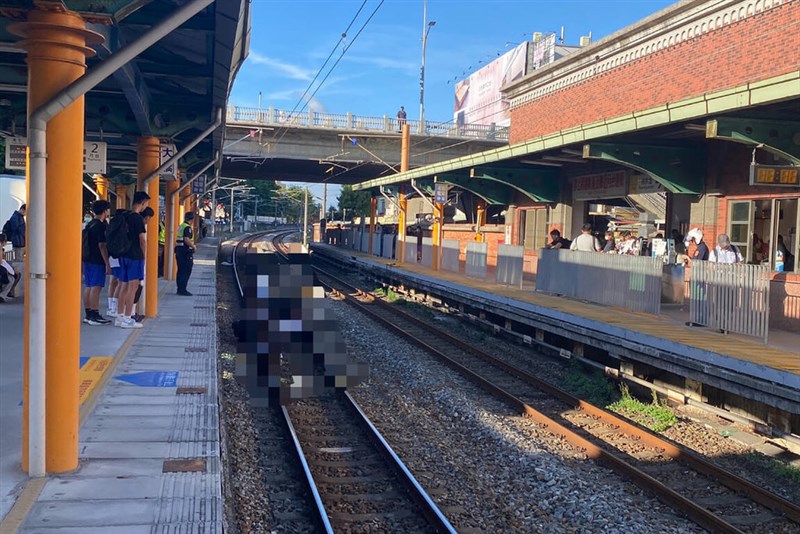 Seorang lansia tewas hari Selasa setelah terjatuh ke rel dan tertabrak kereta api di Stasiun Daqiao di Kota Tainan. (Sumber Foto : Kontributor pribadi)
