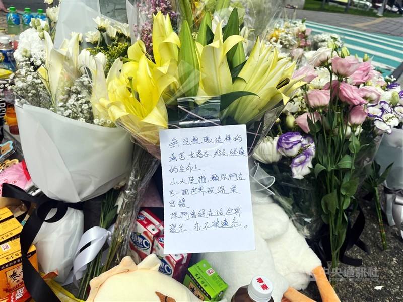 Surat bertuliskan, "Malaikat kecil, semoga kalian dilindungi dengan lembut di dunia yang lain." (Sumber Foto : CNA, 20 Mei 2025)