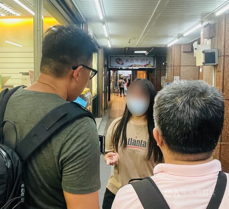 Seorang siswa dari SMP Sanxia yang menyaksikan kecelakaan mobil. (Sumber Foto : CNA, 19 Mei 2025)