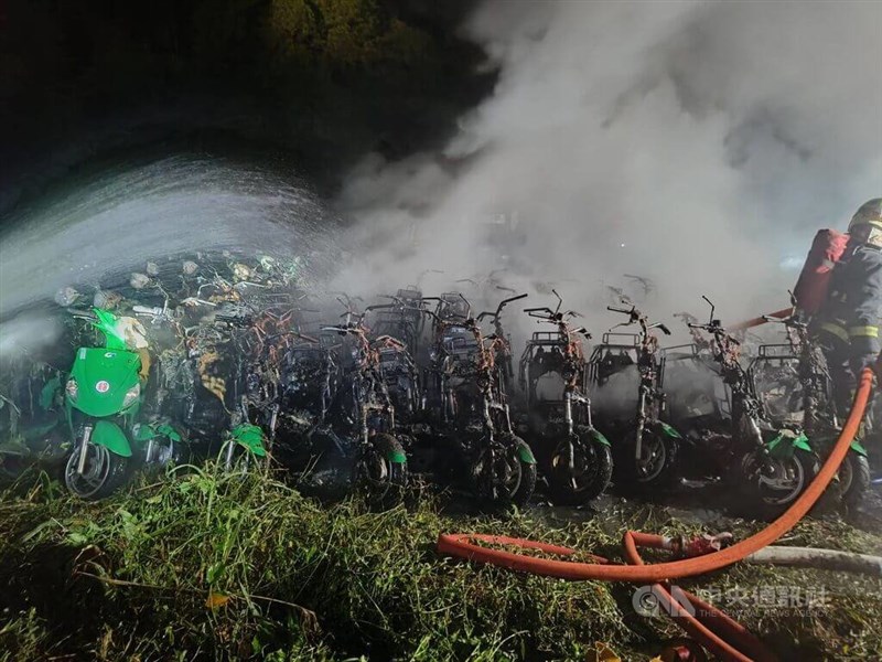 Sebanyak 101 unit sepeda motor listrik kurir Chunghwa Post terbakar di kantor pusat di Jalan Youzheng, Distrik Xindian, Kota New Taipei pada Selasa malam. (Sumber Foto : Otoritas setempat)