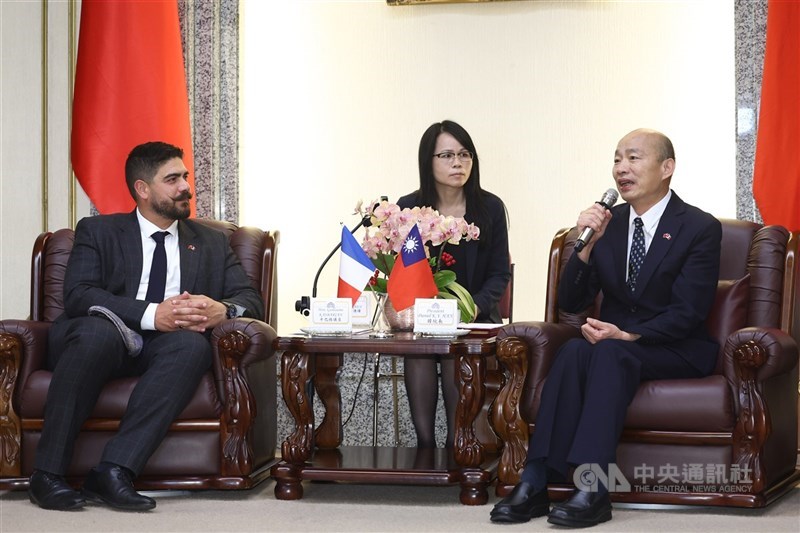 Legislator Prancis Guillaume Kasbarian (kiri) dan Ketua Yuan Legislatif Han Kuo-yu (kanan) bertemu pada Rabu. (Sumber Foto : CNA, 21 Mei 2025)