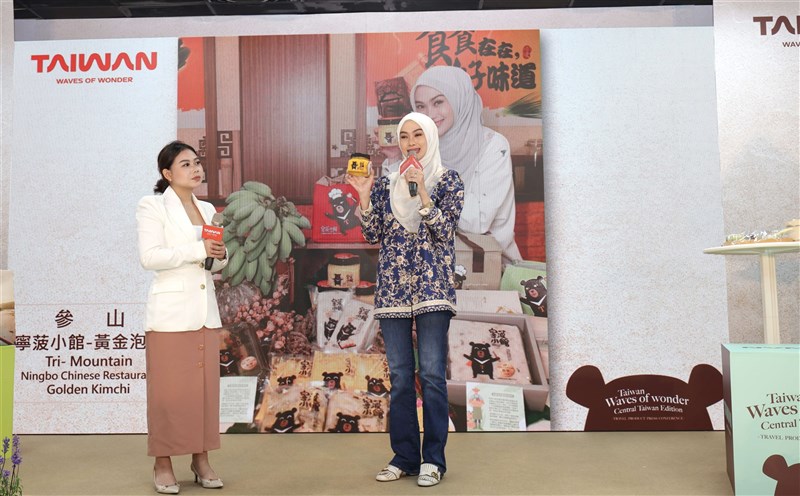 Pemengaruh asal Indonesia Indah Nada Puspita (kanan) berbicara dalam konferensi pers 16 Mei. (Sumber Foto : Direktorat Jenderal Pariwisata)