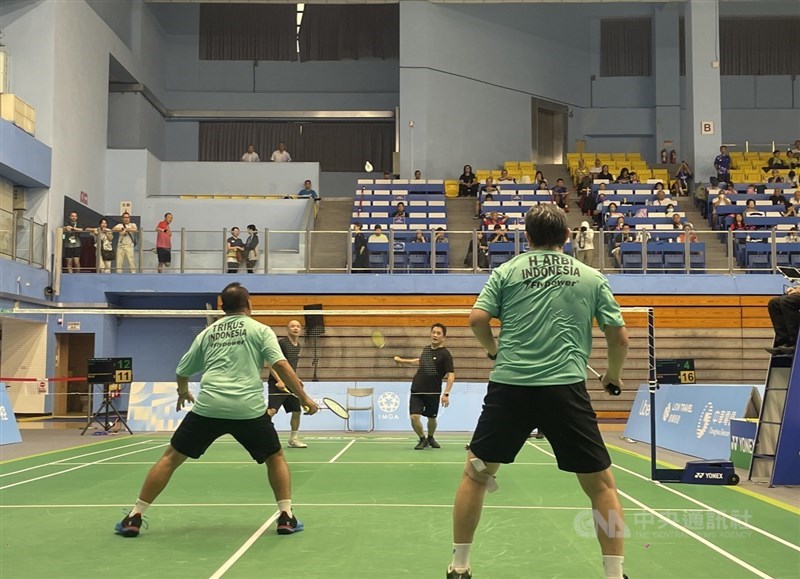 Pebulu tangkis Indonesia Hariyanto Arbi (depan, kanan) dan Tri Kusharjanto (depan, kiri) dalam laga World Masters Games 2025 hari Kamis. (Sumber Foto : CNA, 22 Mei 2025)