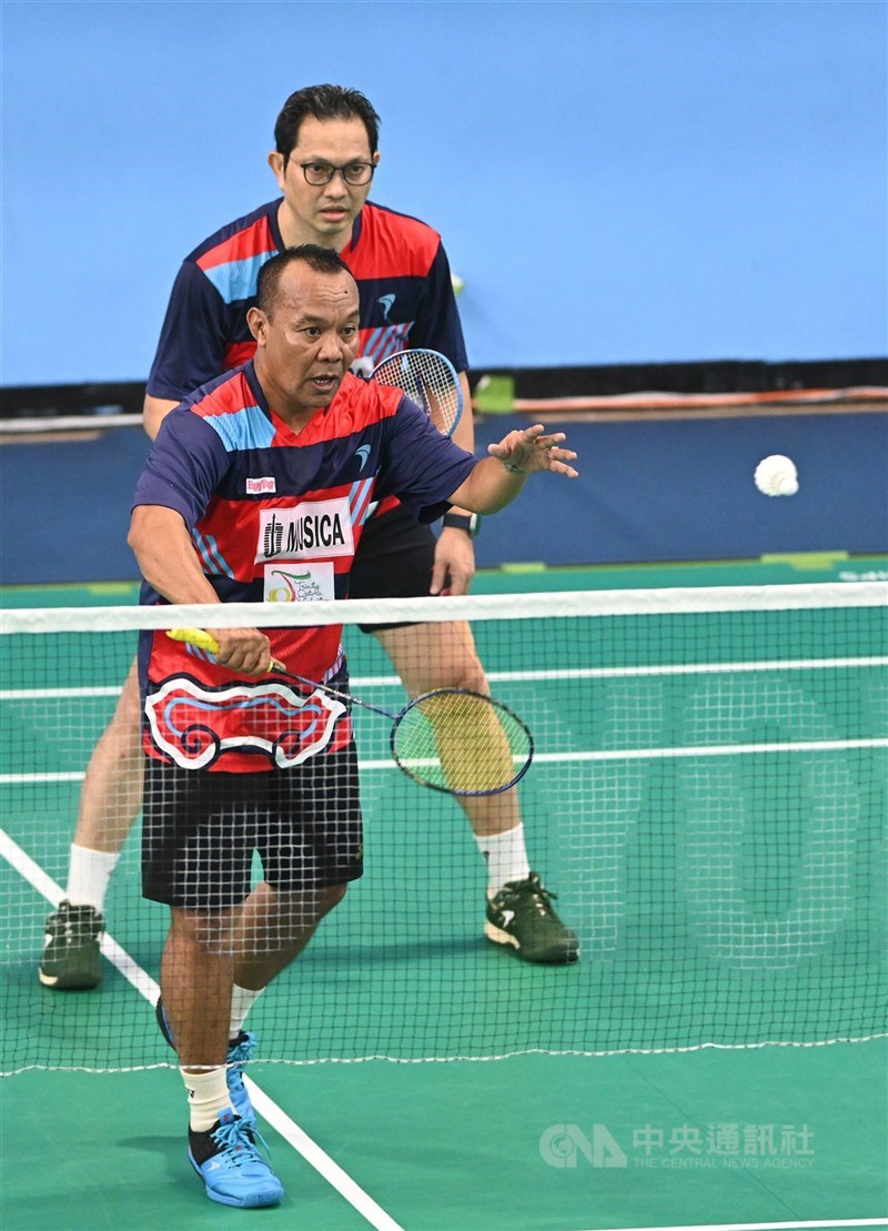 Pebulu tangkis Indonesia Tri Kusharjanto (depan) dan Hariyanto Arbi (belakang) dalam laga World Masters Games 2025 hari Jumat. (Sumber Foto : CNA, 23 Mei 2025)