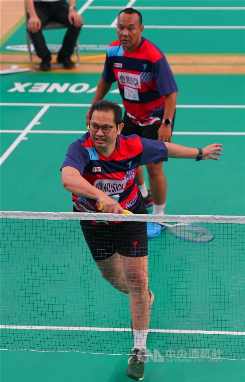 Pebulu tangkis Indonesia Hariyanto Arbi (depan) dan Tri Kusharjanto (belakang) dalam laga World Masters Games 2025 hari Jumat. (Sumber Foto : CNA, 23 Mei 2025)