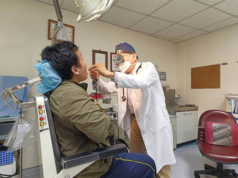 Seorang spesialis otolaringologi memeriksa tenggorokan pasiennya.  (Sumber Foto : Wei Gong Memorial Hospital)