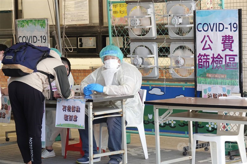 Seorang anggota masyarakat umum mendaftar untuk tes COVID-19 yang didanai pemerintah. (Sumber Foto : Dokumentasi CNA)