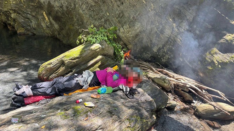 Pria Belanda yang mengalami jatuh keras saat melakukan canyoneering di Kabupaten Taitung, Taiwan timur, menunggu penyelamatan setelah mengalami cedera di bagian pinggangnya. (Sumber Foto : Dokumentasi Dinas Pemadam Kebakaran Kabupaten Taitung).