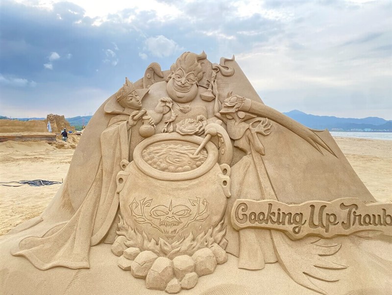 Tokoh Disney seperti Ursula, Evil Queen, Yzma, serta Cruella De Vil tampil dalam bentuk pahatan di Pantai Fulong. (Sumber Foto : Fullon Hotel)