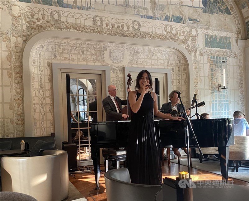 Penyanyi jaz Taiwan-Prancis, Estelle Perrault (depan). (Sumber Foto : Dokumentasi CNA)