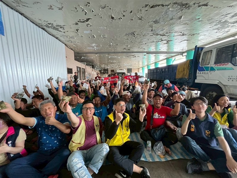 Para ABK mendapat bakcang gratis dari Rerum Novarum. (Sumber Foto : Jason Lee)