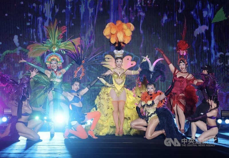 Drag queen super star Taiwan, Nymphia Wind (tengah), tampil bersama timnya pada upacara penutupan World Masters Games 2025 di Museum Seni Kota Baru Taipei pada hari Jumat. Foto CNA, 30 Mei 2025.