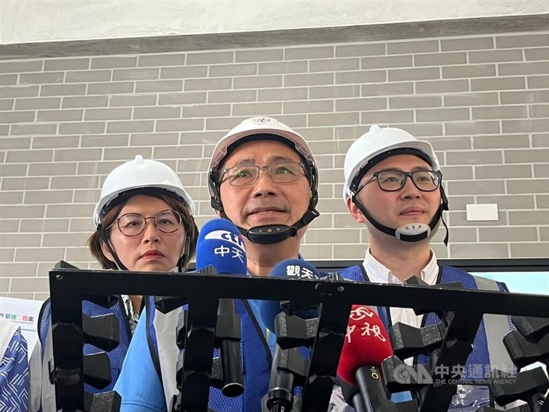 Wali Kota New Taipei, Hou Yu-ih (tengah), menanggapi insiden tabrak lari fatal di Sanxia dalam sebuah acara publik pada hari Senin. (Sumber Foto : CNA, 2 Juni 2025)
