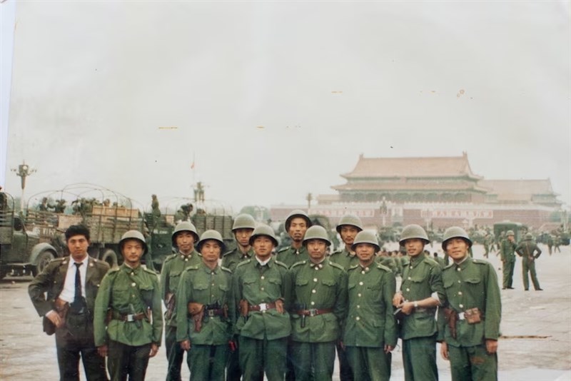 Li Xiaoming (ketiga dari kanan, baris belakang) mengatakan bahwa komandan unitnya, Xu Feng, secara pasif menentang perintah untuk melakukan penindakan, sehingga kedatangan mereka di Lapangan Tiananmen tertunda hingga 5 Juni. (Sumber Foto : Li Xiaoming).