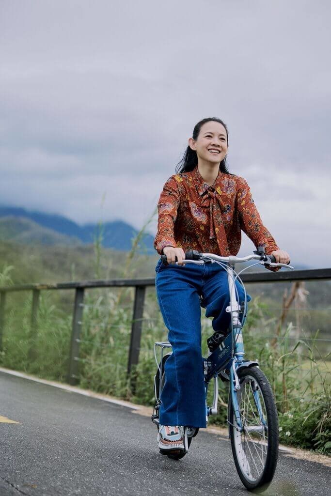 Aktris Bowie Tsang, pemandu program "Let